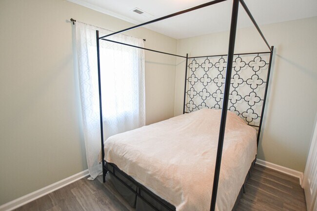 Building Photo - Updated Three Bedroom in Sango!