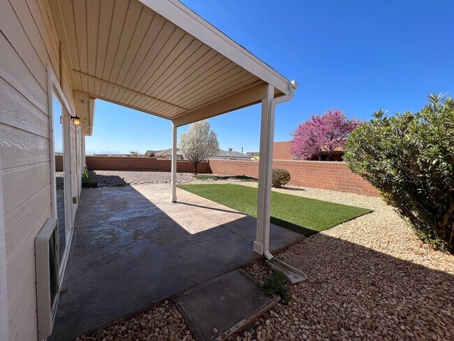 Building Photo - 3 Bed 2 Bath Fully Furnished Home - Pet Fr...