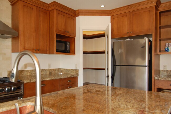 Building Photo - 3032 Glenhurst Ave