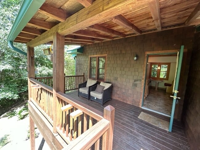 Building Photo - East AVL - Beautiful Zen Garden Apt with Sauna!