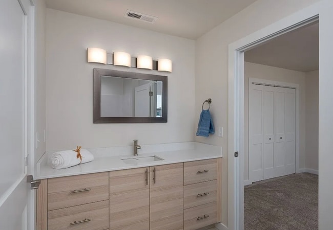 Building Photo - 3 bed/2.5 bathroom Townhouse