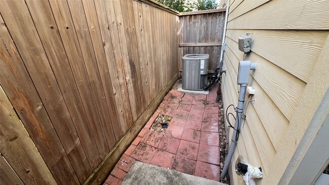 Building Photo - 2710 Hullsmith Dr