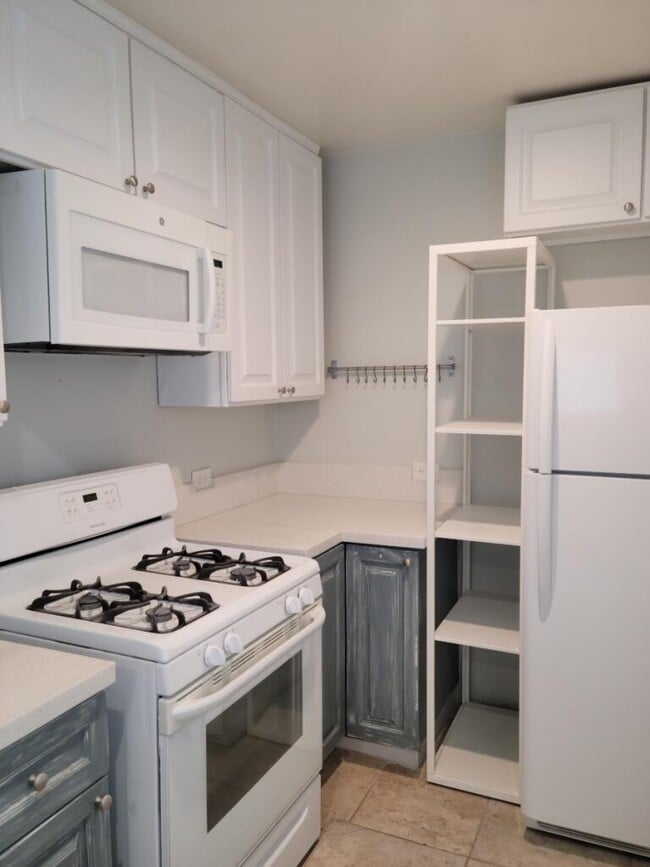 kitchen - 376 S Oakland Ave