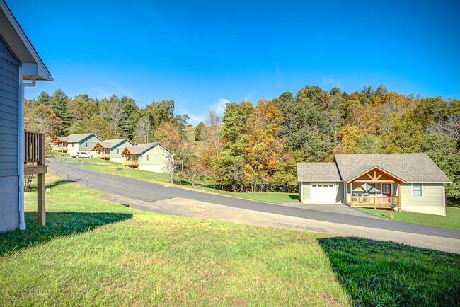 Building Photo - 192 Townhomes Pl