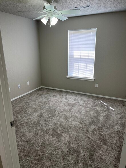 Bedroom - 887 N Daisy Ln