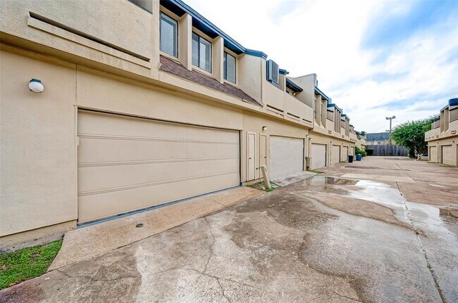 Building Photo - 1112 Bering Dr