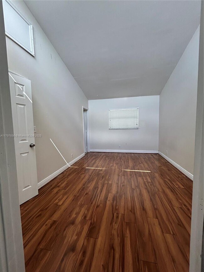 Building Photo - 1455 Holly Heights Dr