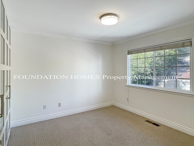 Building Photo - 216 San Ramon Way