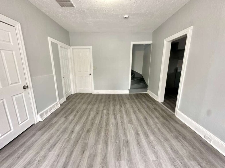 Building Photo - 275 S Broad St