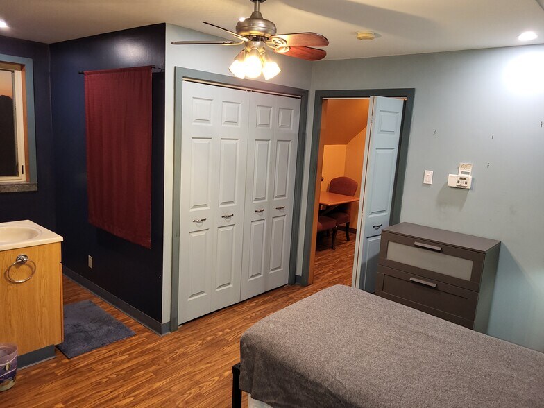 Building Photo - 555 School House Rd