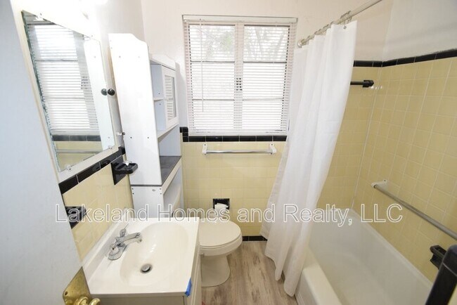 Building Photo - 3115 Buckingham Ave