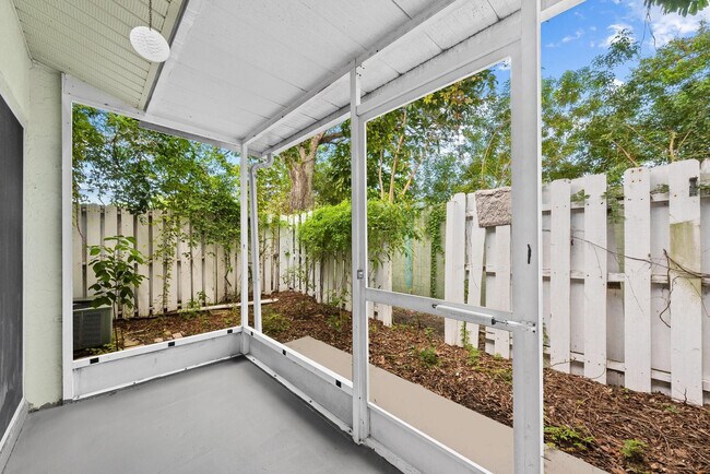 Building Photo - 822 Crystal Lake Dr