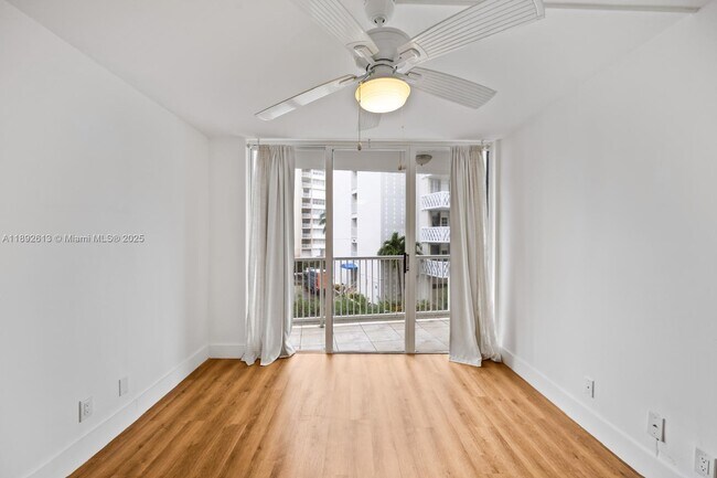 Building Photo - 1440 Brickell Bay Dr