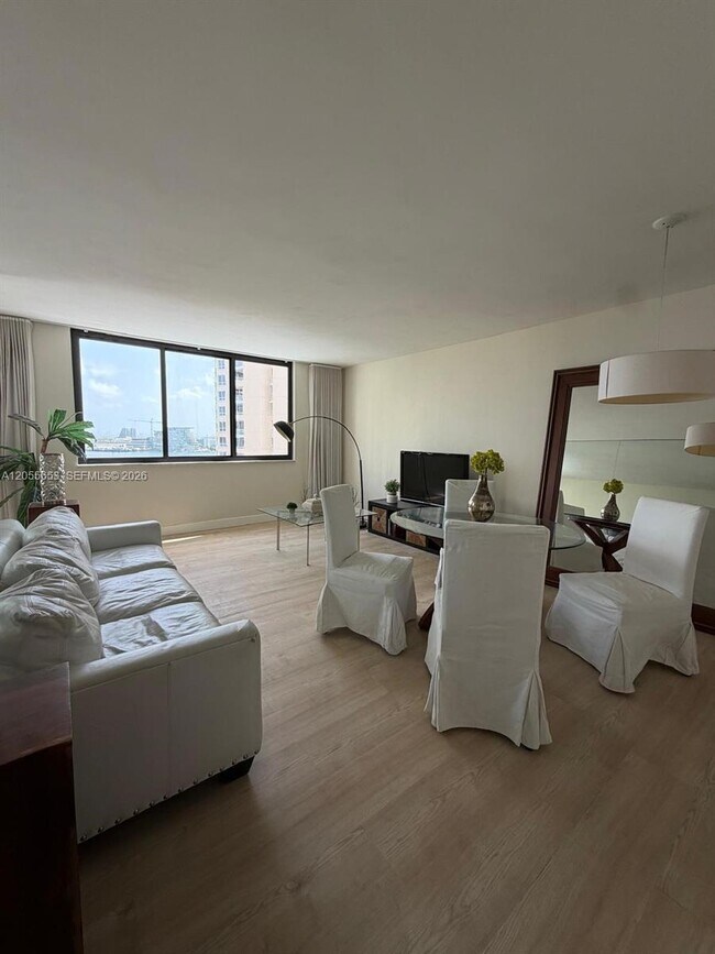 Building Photo - 540 Brickell Key Dr