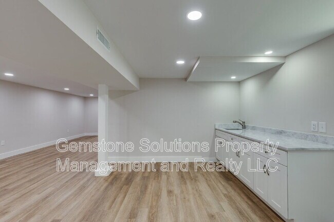 Building Photo - 1017 Jasperson Dr