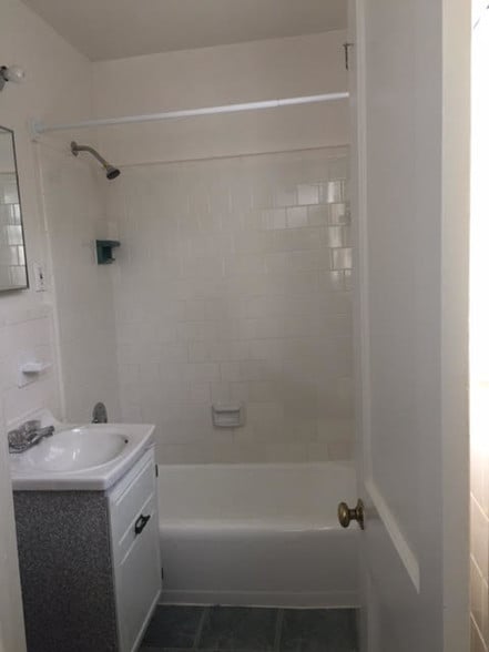 Building Photo - 633 N Nelson St