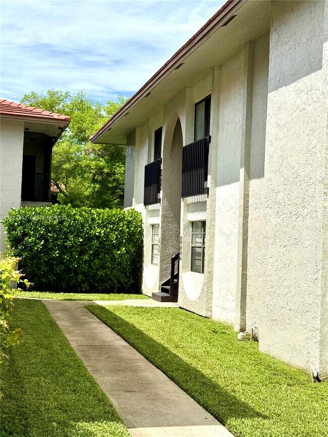 Building Photo - 3032 Coral Ridge Dr