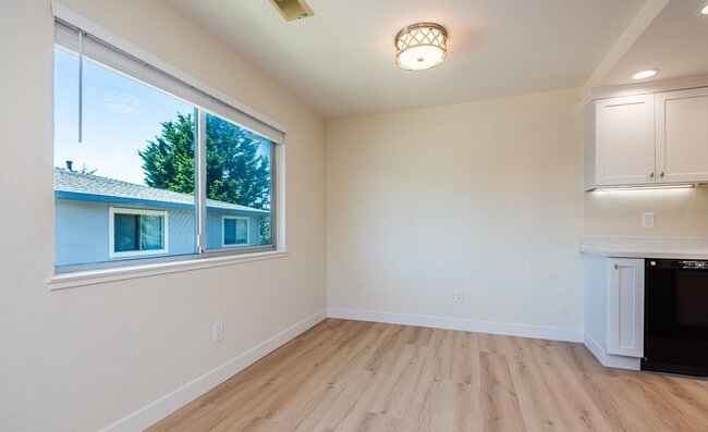 Building Photo - Soquel Knolls – Gorgeous Fully Remodeled 3BD / 1.5BA Second-Floor Condo