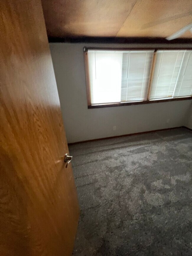 Building Photo - Large 5 bedroom house close to campus for ...