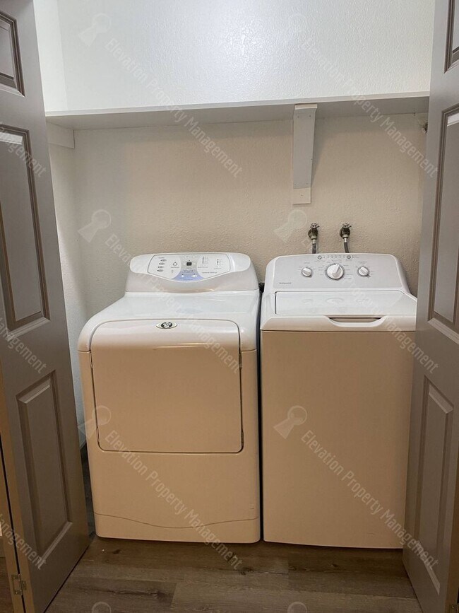 Building Photo - Centrally Located 2 BR - 1 BA Duplex w/ AC!