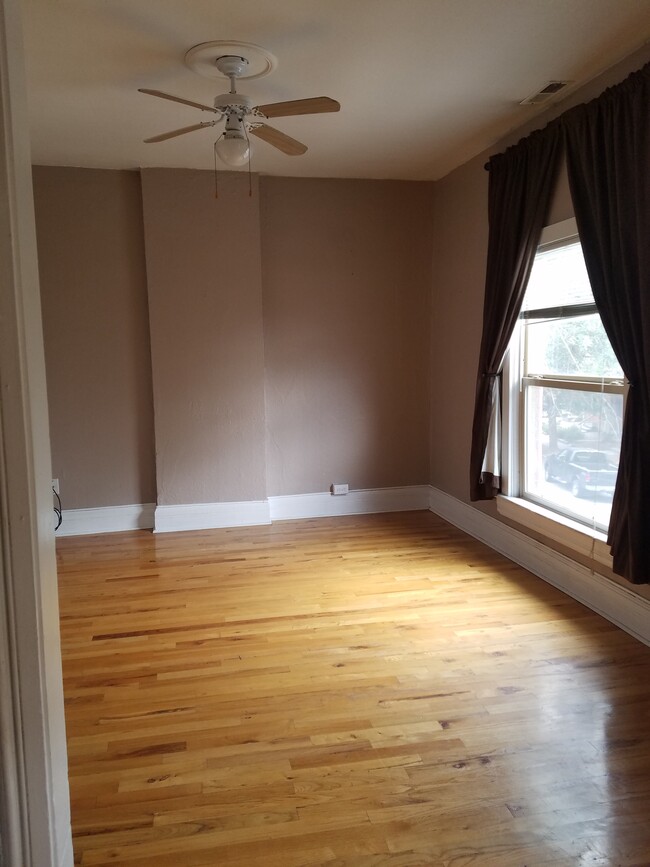 Living room - 2473 W Argyle Pl