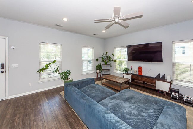 Building Photo - 3 Bedroom 2.5 Bath Single Family Home in W...