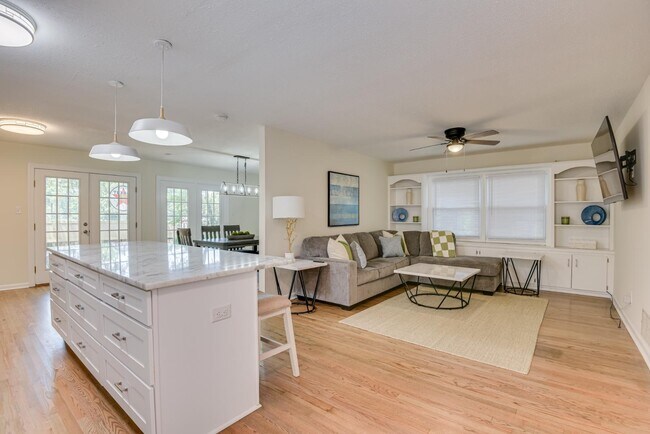 Building Photo - 1209 Azalea Dr