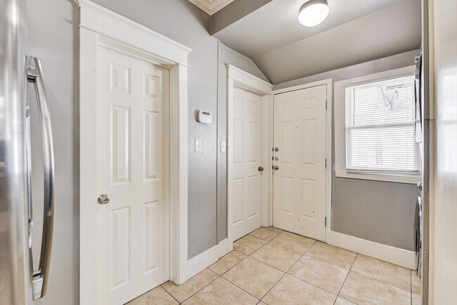 Building Photo - 3 Bed 2 Bath Fenced Home!