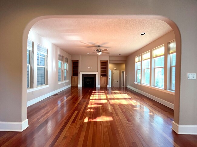 Building Photo - Stunning Corner Home in King City with Washer/Dryer Included, Private Courtyard!