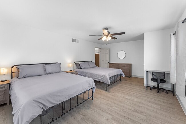Building Photo - 4301 Sherwood Dr