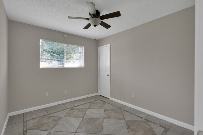 Building Photo - 1018 Surrey Ct