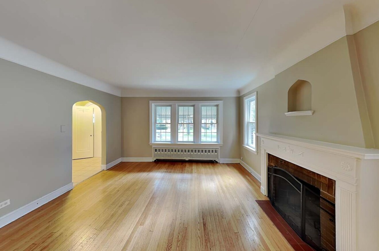 Building Photo - 4827 W Hirsch St