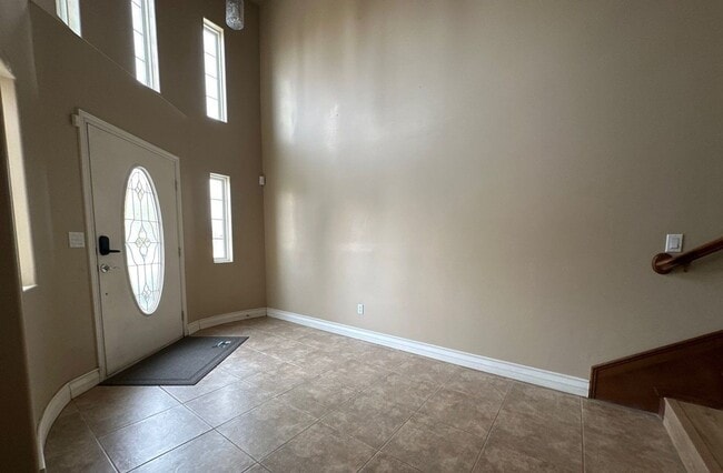 Building Photo - Spacious 5-bedroom, 3-bathroom short-term ...