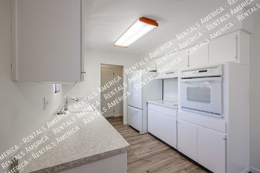 Building Photo - 3704 S Terrace Rd