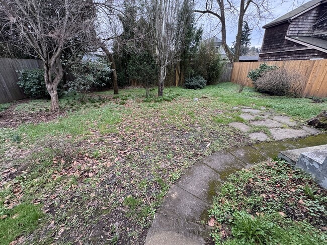 Building Photo - 410 NE 56th Ave