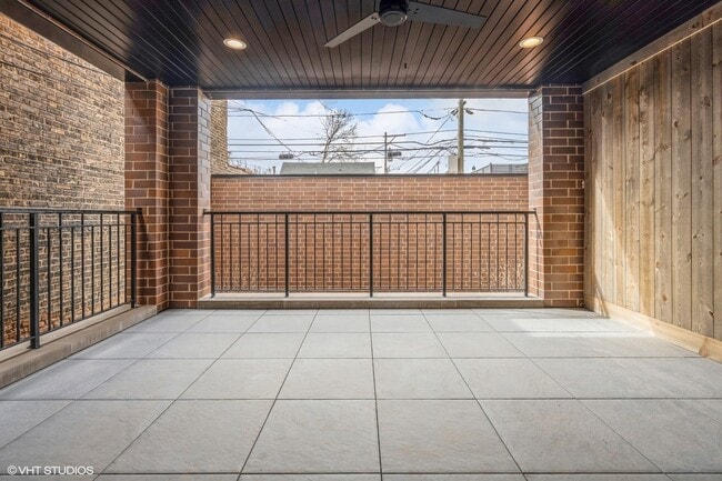 Building Photo - 1647 W Irving Park Rd