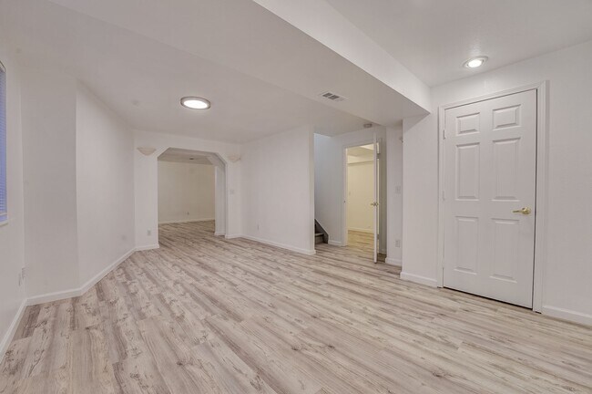 Building Photo - Beautiful 4 bed, 3.5 bath Home in Fort Collins Dakota Ridge Neighborhood