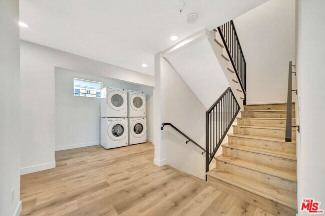 Building Photo - 1584 W 37th St