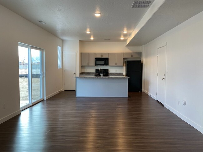 Building Photo - Single Family Home on Riverside.