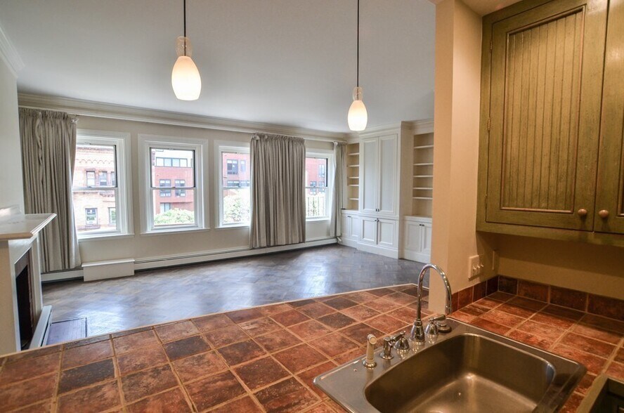 Building Photo - 170 Newbury St