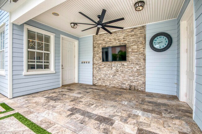 Building Photo - 240 Poinciana Dr