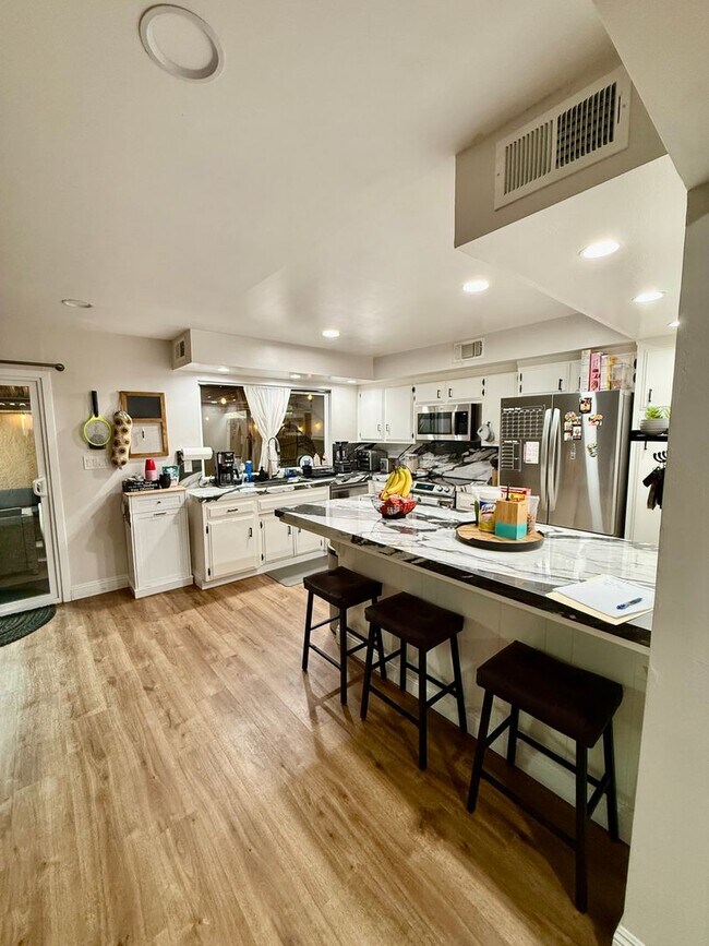 Building Photo - Beautifully 4-bedroom, 2.5-bathroom Condo—ready and waiting for you!