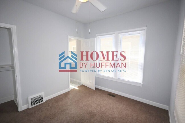 Building Photo - Two Bedroom House