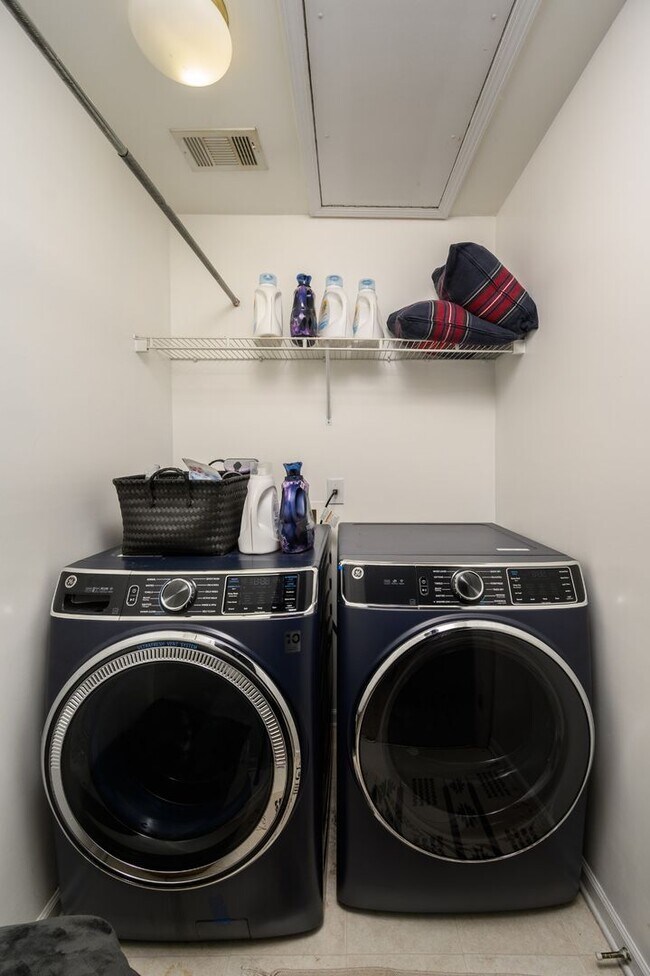 Building Photo - **UPDATED BRENTWOOD HOME THAT DOESN'T FEEL LIKE A RENTAL**