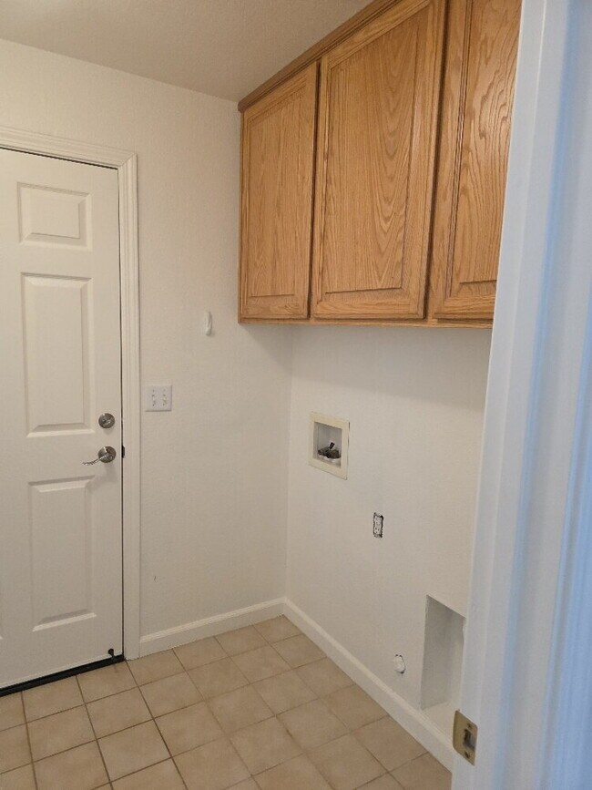 Building Photo - Beautiful house for rent in Folsom 4 bd 3 bath 1920 sq feet