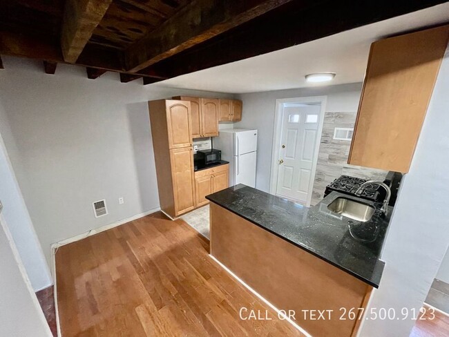 Building Photo - Renovated 2bd apt in Northern Liberties. D...