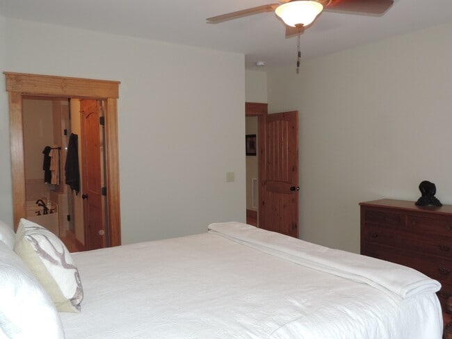 Building Photo - Luxury furnished 3/2.5 Condo at Lodges at Winklers Creek