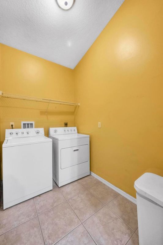 Building Photo - 214 SW Milburn Cir