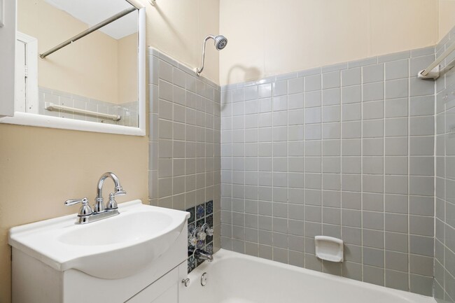 Building Photo - Rosedale Charmer - Wood Floors  - 1 BD / 1BA - W/D - Patio - Covered Parking - $1500