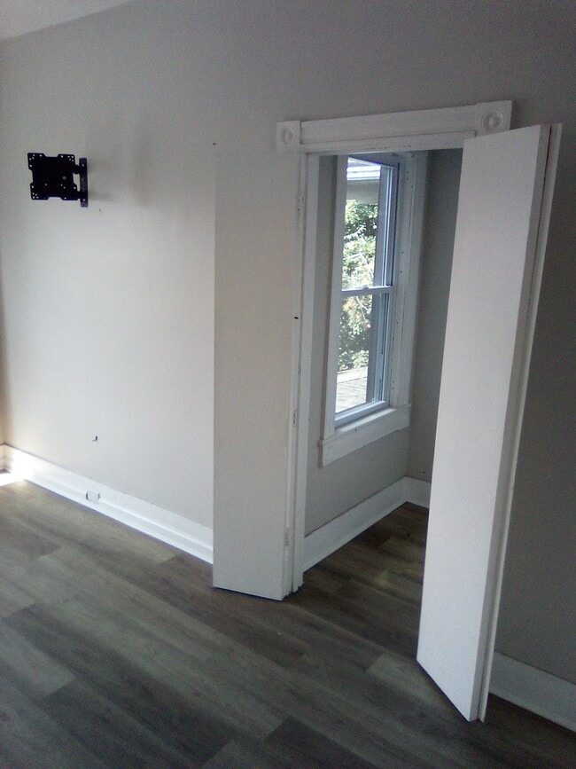 Building Photo - 325 Cedar Ave